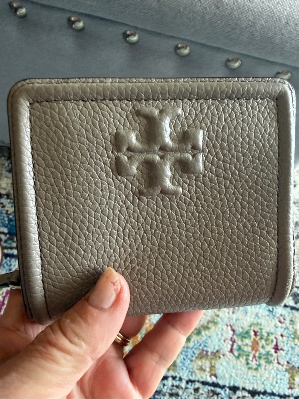 Tory Burch Pebbled Leather Compact Card Case in Taupe - Picture 3 of 4